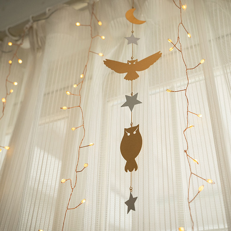 モチーフのフクロウは、翼を広げた姿と木にとまっている姿の2つのシルエット