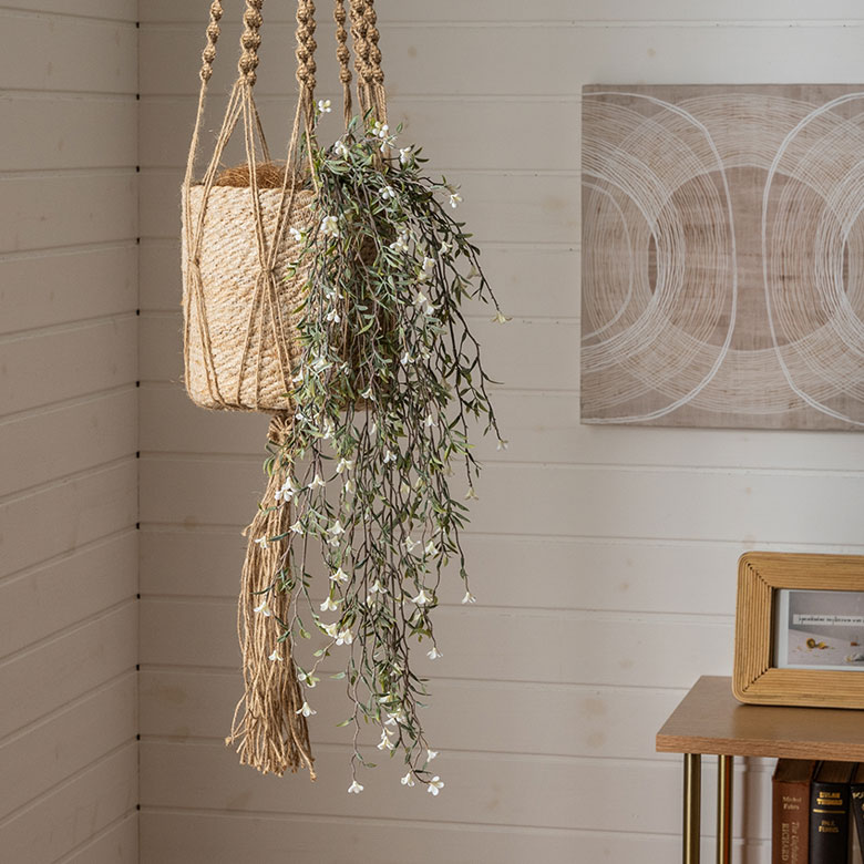 ホワイトフラワーのハンギングブッシュのフェイクグリーン