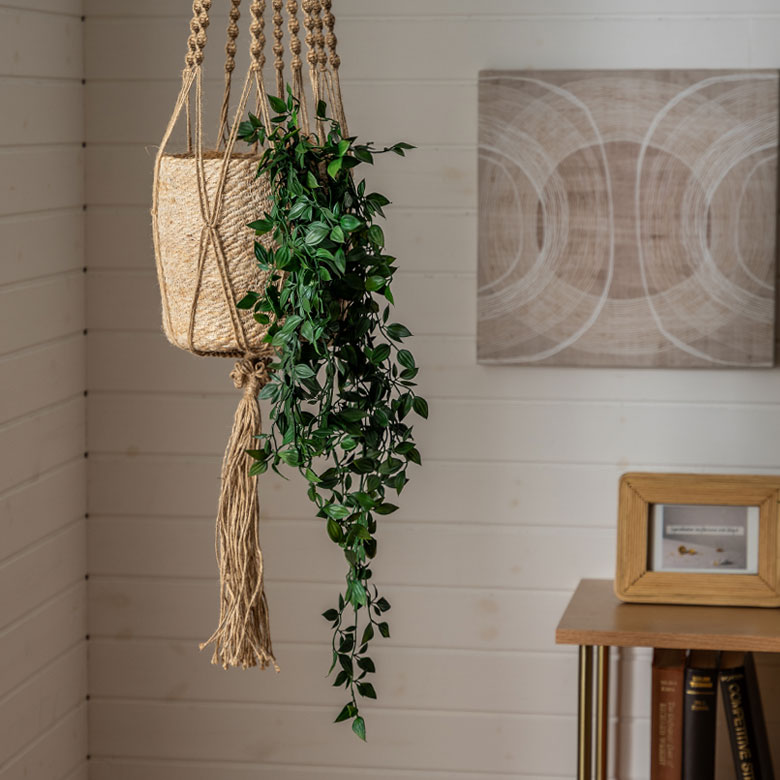 ホワイトフラワーのハンギングブッシュのフェイクグリーン