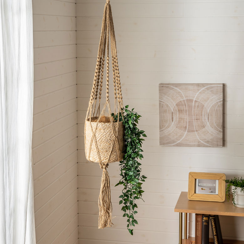 ジュートでできたハンギングプランターカバー