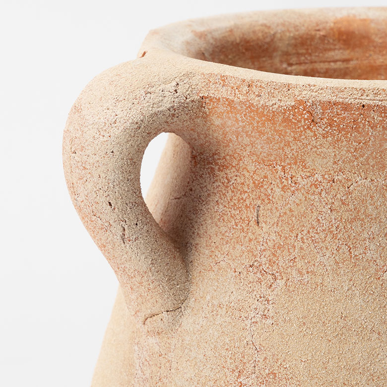 リゾートテイストにぴったりの壺型オブジェ