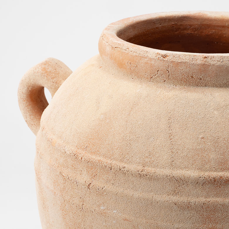 リゾートテイストにぴったりの壺型オブジェ