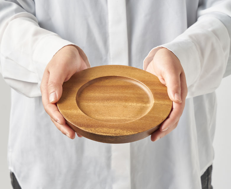 小さい木製のお皿