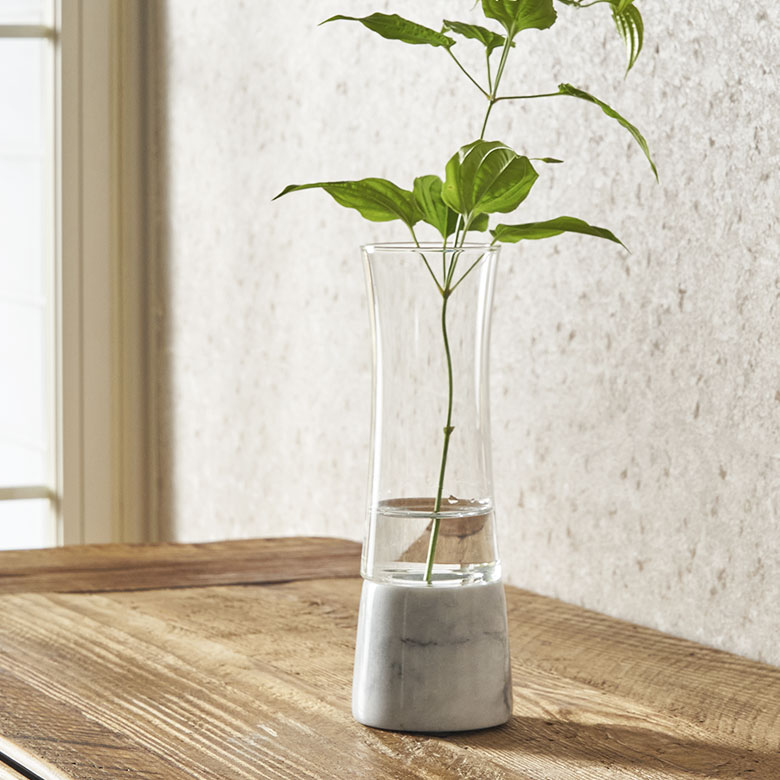 どんなインテリアにも馴染むフラワーベース