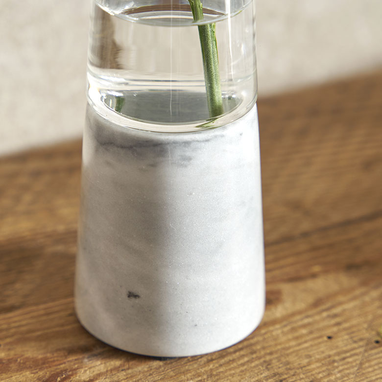 大理石とガラスのフラワーベース