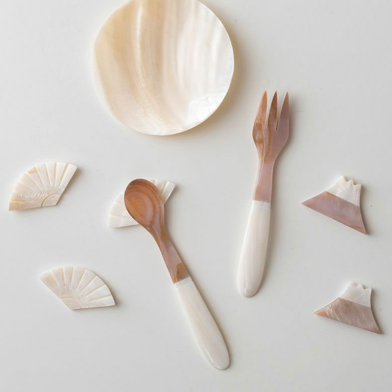 天然の貝殻を使用したカトラリー