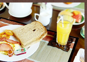 食卓をアジアンな雰囲気に包んでくれるバナナツリーのランチョンマットは