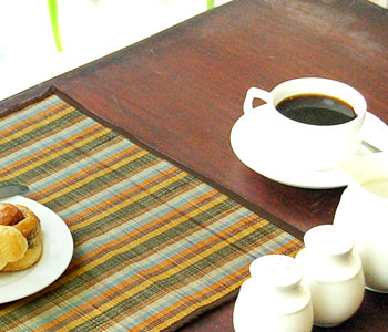 カラフルなボーダーが華やかなバリのランチョンマット