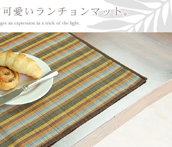 バナナリリーフでできたランチョンマットは薄手で、使わない時は丸めておけます。