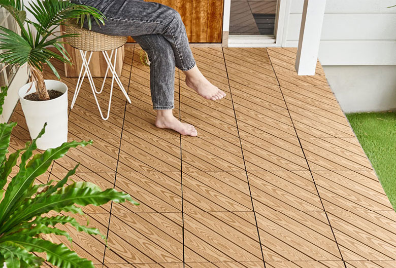 ウッドデッキパネル。ウッドデッキタイル。ジョイントタイル。