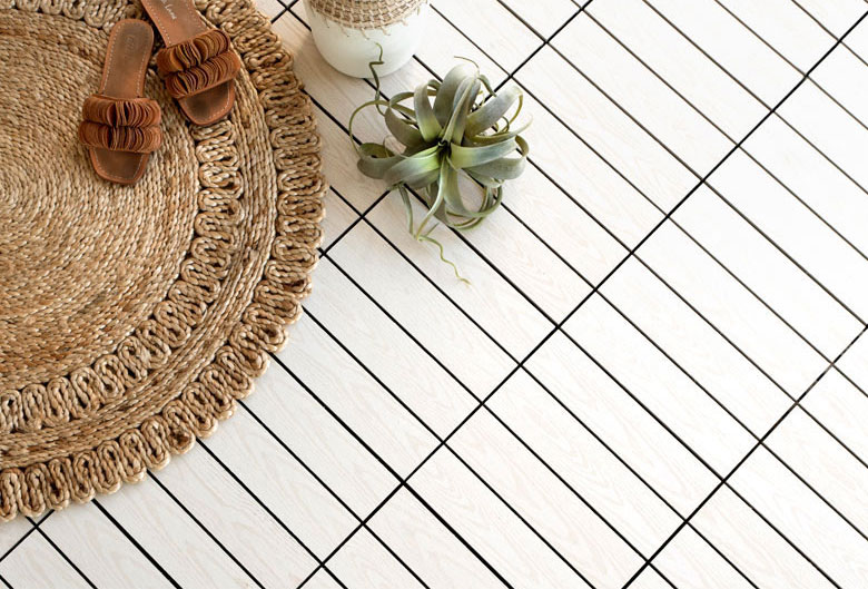 本物そっくり人工木タイルや人工芝タイル