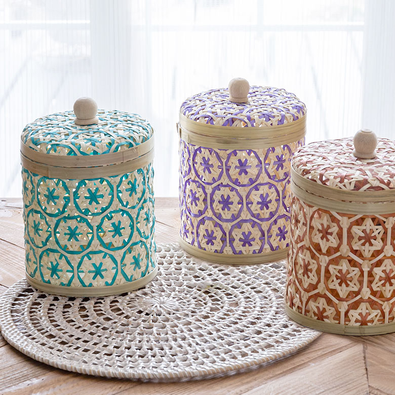 深型なのでテーブルナプキンや、お茶菓子も入れられるケース