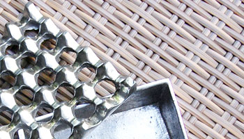 バリの職人の感性が光る、波のデザインがオシャレなアルミ製のアジアン灰皿。