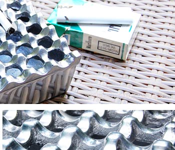 波のデザインがオシャレで機能的な役割を果たしてくれます。たばこをちょっと置いておくときに便利ですね。