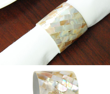 パールシェルで出来たナプキンリングは丸型タイプでしっかりした作りです。