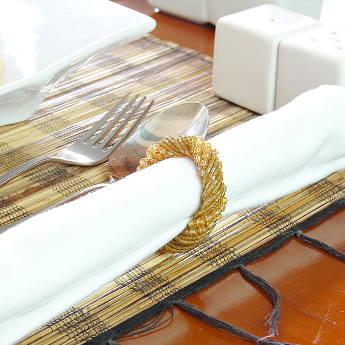 ビーズで作られた綺麗なアジアンナプキンリング ゴールドカラー