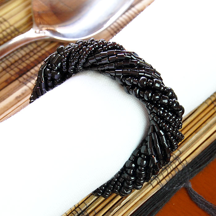 ビーズで作られた綺麗なアジアンナプキンリング ブラックカラー