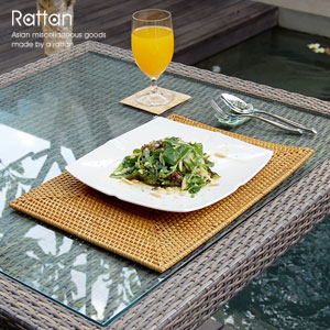 ラタンで編まれたスクエア型ランチョンマット