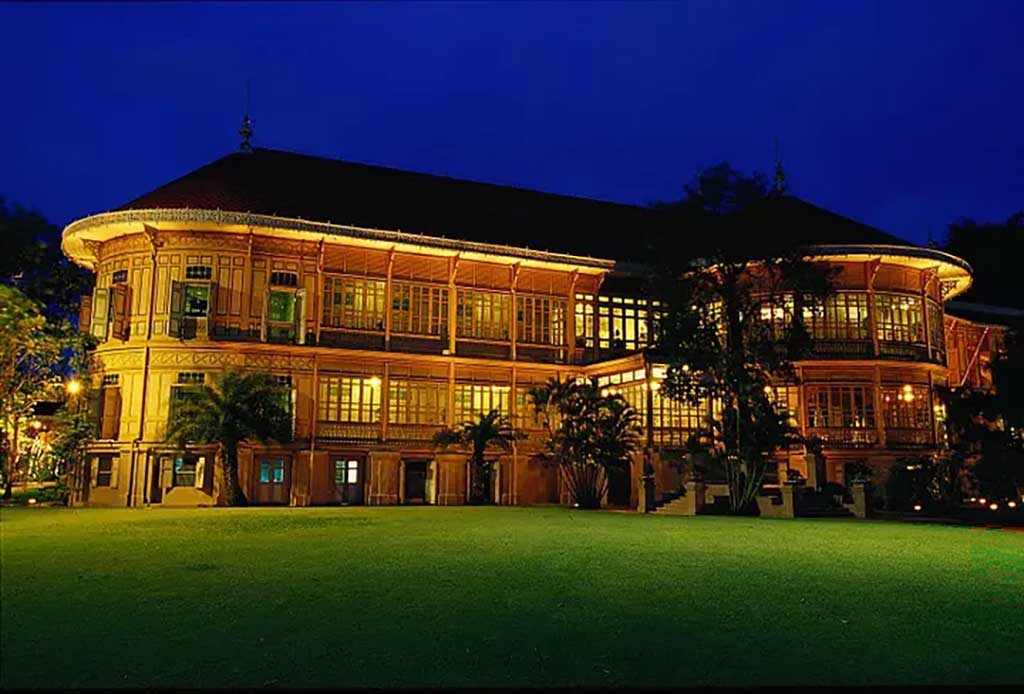 経年変化を示すチーク材のサンプル