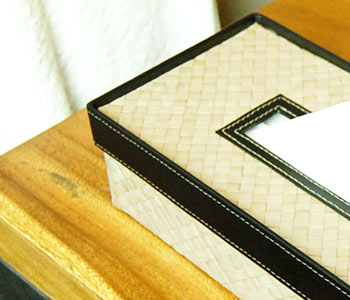 パンダン素材と合皮の組み合わせがモダンなアイテム。