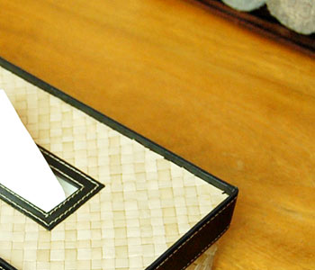 モダンな雰囲気漂うティッシュケースカバーはポイントでフェイクレザーを使用しており、ナチュラルなカラーリングのパンダン部分とマッチした上品な仕上がりに。