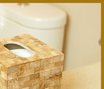 ゴールドの色調で、正方形のトイレットペーパーケースカバー。