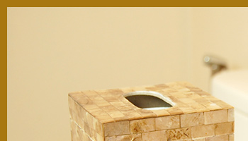 シロチョウ貝とよばれる真珠貝の殻を四角くカットし、