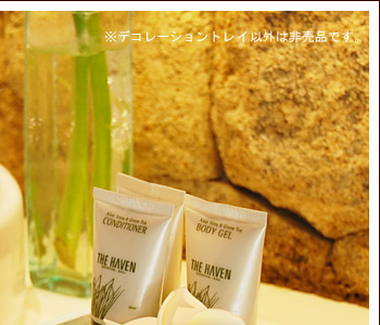 プルメリアの花をモチーフにしたガラスのお皿が乗った