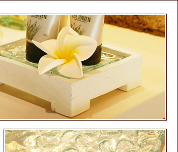 プルメリアの花をモチーフにしたガラスのお皿が乗った