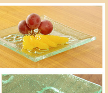 ガラスの中に気泡を入れることでバリ島独特の雰囲気を楽しめるガラスのプレートになっています。