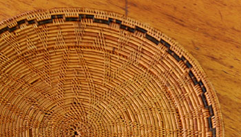 バリの職人の感性が光る、シンプルで美しいアタの編み目に目を奪われるトレイ型バスケットです。