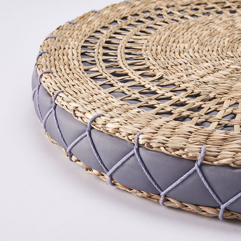 サイドの編み紐は美しいシェブロン模様