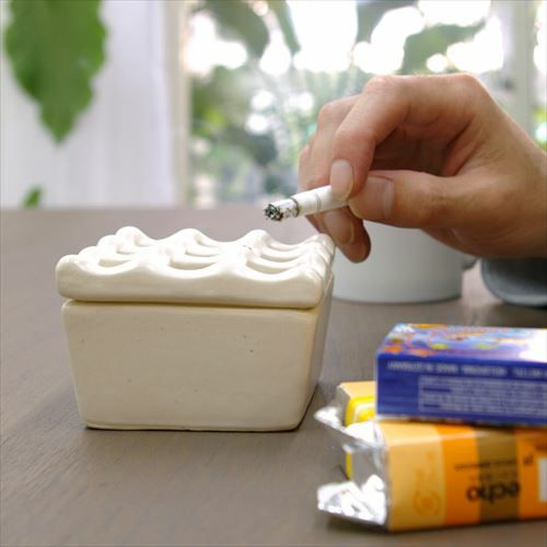 陶器でできた波型デザインの灰皿[ホワイト色][8804]【灰皿 おしゃれ