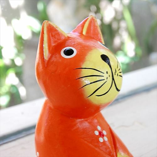 お座りした木彫りのバリネコの アジアン オブジェ オレンジ[9248