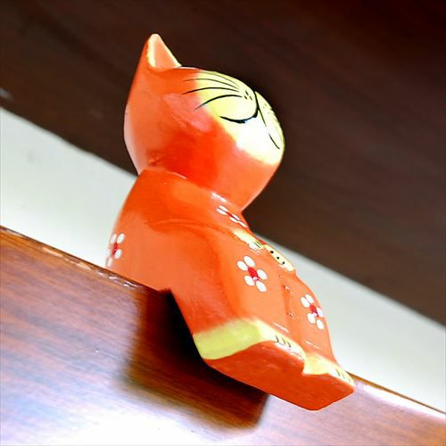 お座りした木彫りのバリネコの アジアン オブジェ オレンジ[9248