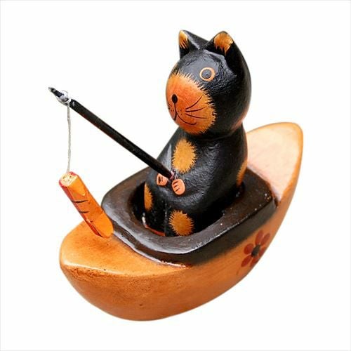 魚釣りが大好きな小船に乗った木製の アジアン バリネコオブジェ[9249