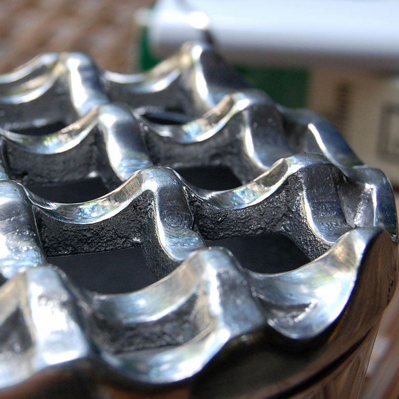 波型デザインが手になじむアルミ製フタ付き灰皿 M バリの金属工芸