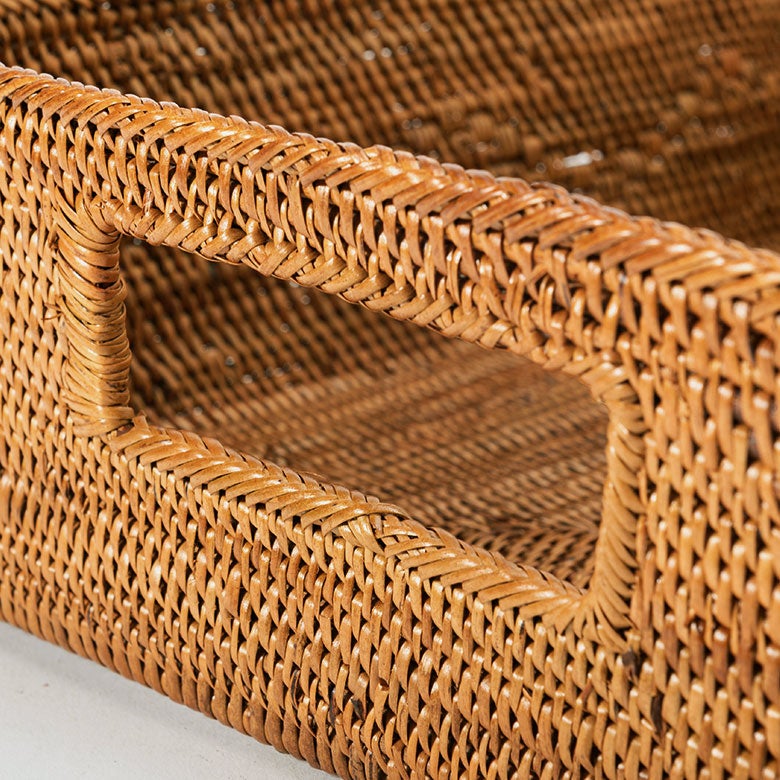 アタで編まれた少し大きな四角いトレイ型取っ手付きバスケット お盆