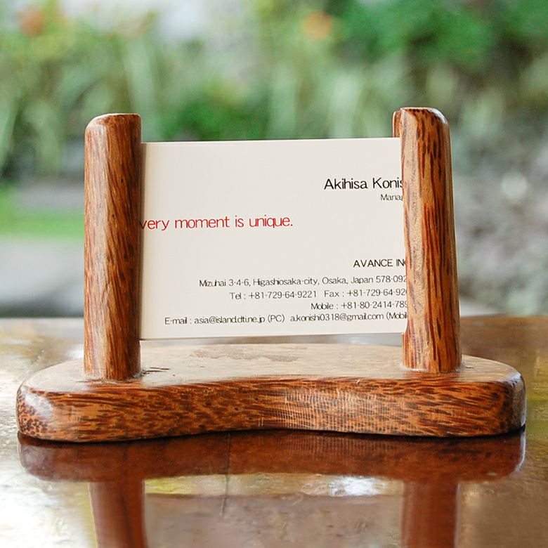 カードを飾るように立てるココナッツウッドのカードスタンド[11289