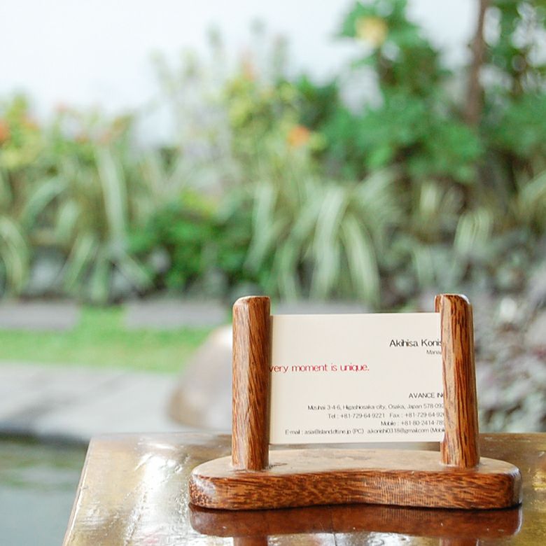カードを飾るように立てるココナッツウッドのカードスタンド[11289