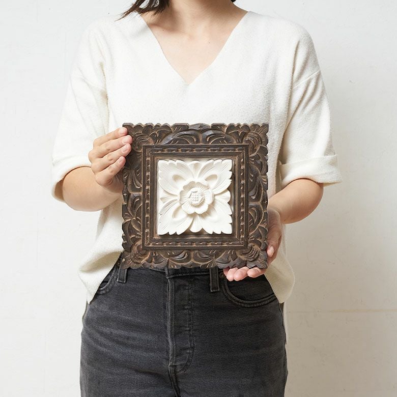 木彫りフレーム付きフラワーモチーフのストーンレリーフ 20x20cm