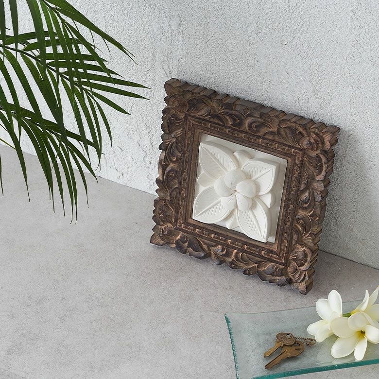 木彫りフレーム付きプルメリアモチーフのストーンレリーフ 20x20cm