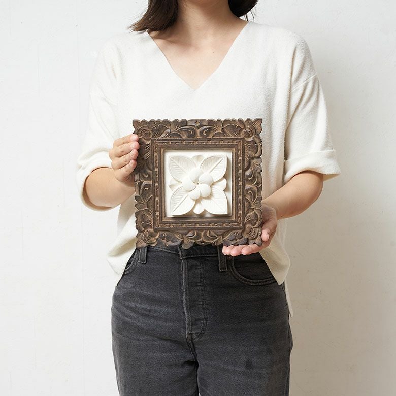 木彫りフレーム付きプルメリアモチーフのストーンレリーフ 20x20cm