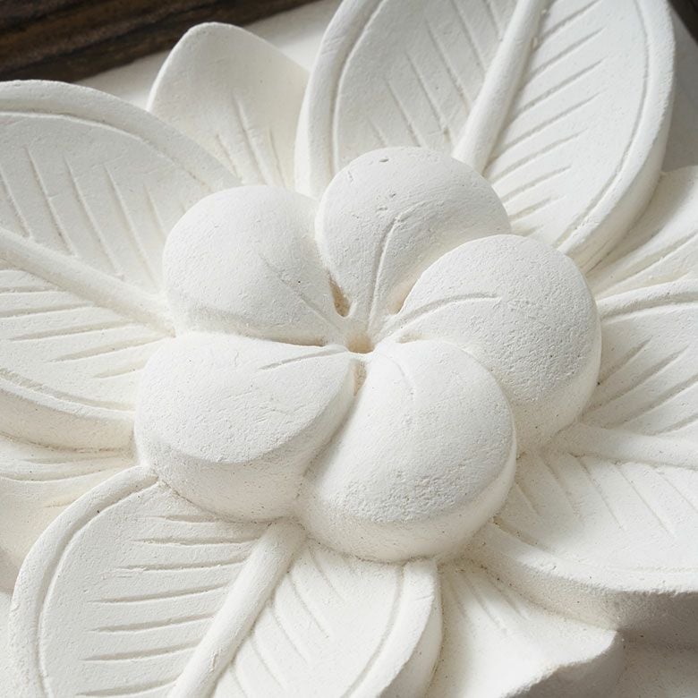 木彫りフレーム付きプルメリアモチーフのストーンレリーフ 20x20cm