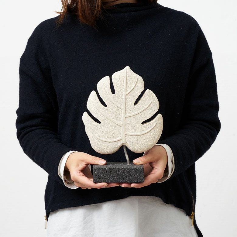 モンステラをモチーフにしたスタンドストーンオブジェ 石のオブジェ