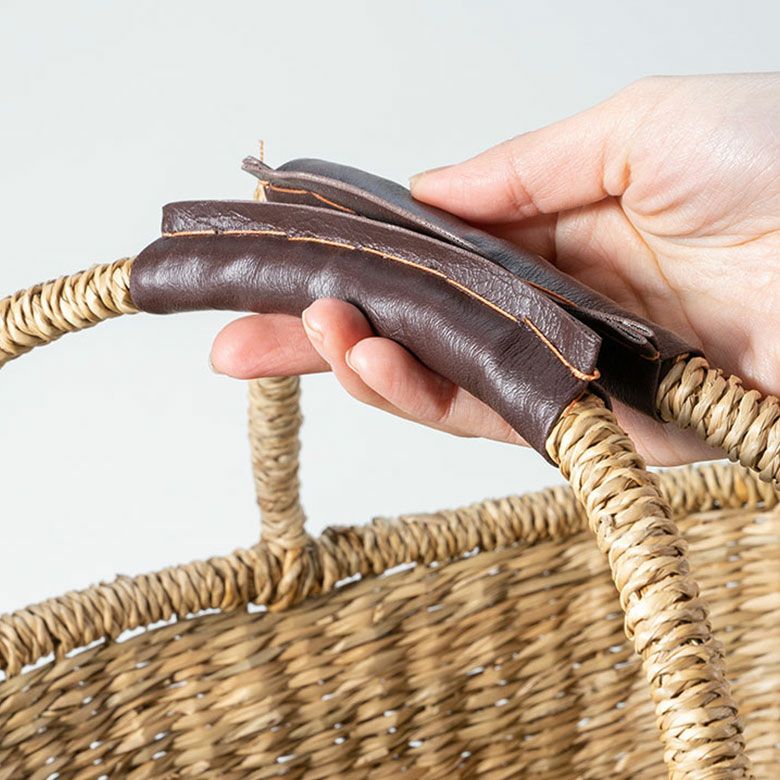 散らかる小物をオシャレに収納できるシーグラスで編まれたハンドル付き