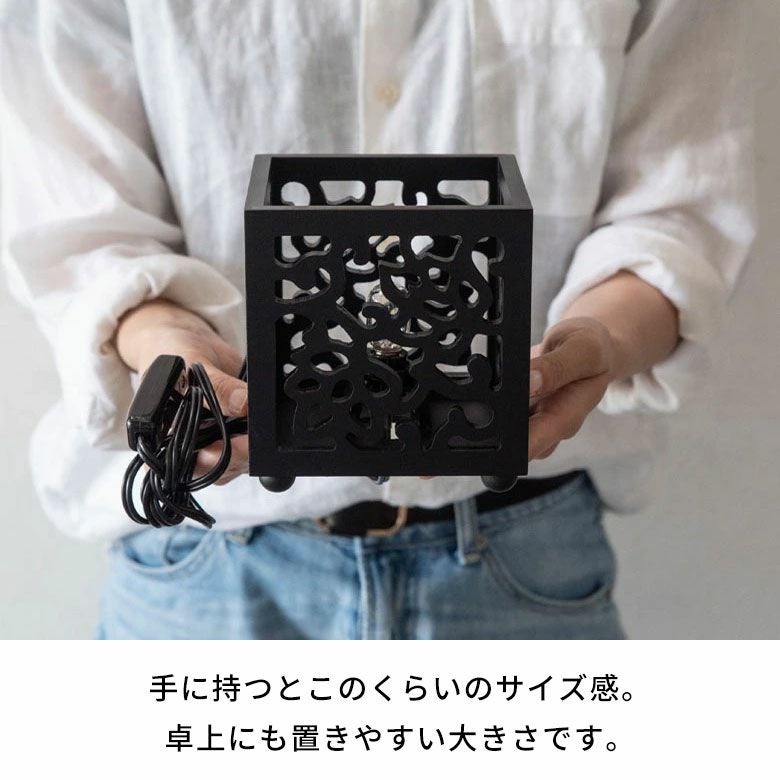 ロータスの木彫りが灯すアートパネルランプ MULIA 卓上間接照明 [vn50730]