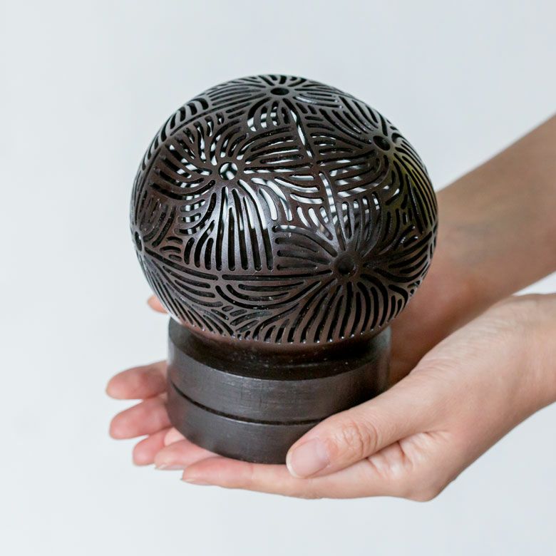 花模様の陰影が幻想的なココナッツボールランプ フラワーモチーフ