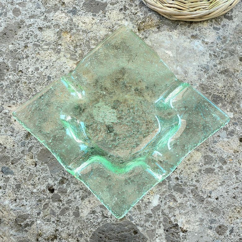 気泡が揺れるガラスのスクエアアッシュトレイ 約W12×D12×H2cm [13110