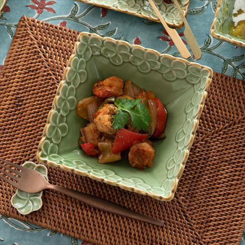 深角皿 プルメリアモチーフ Mサイズ 14.5cm角 ホワイト 陶器製 [pl7